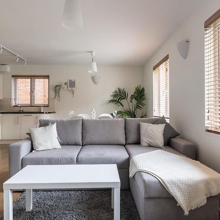 Bright 2Br Apartment - 2 Free Parking Spaces - Near Lgw Airport 크롤리 외부 사진