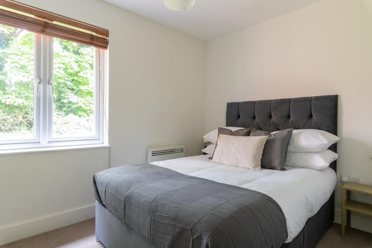 Bright 2Br Apartment - 2 Free Parking Spaces - Near Lgw Airport 크롤리 외부 사진