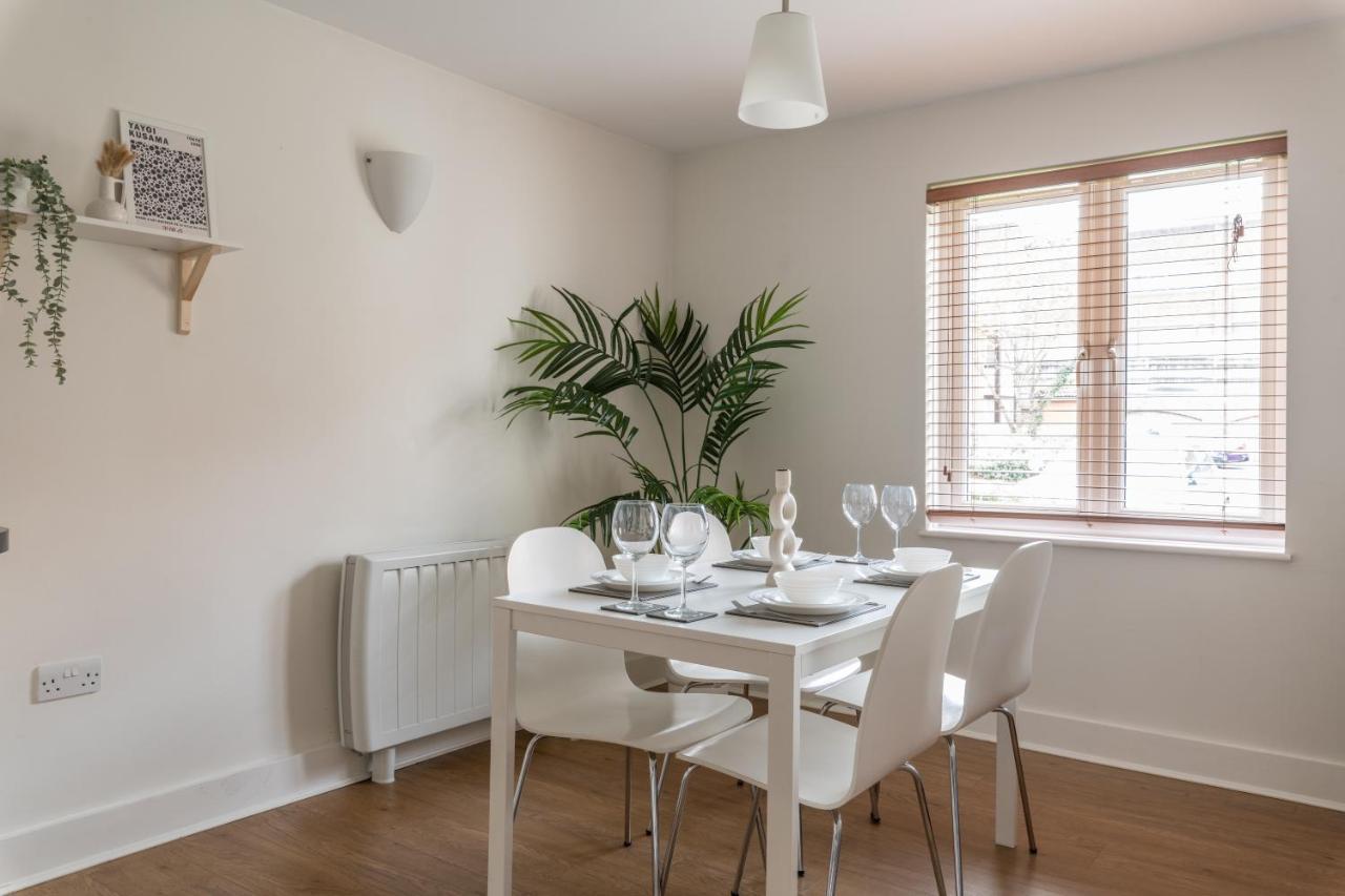 Bright 2Br Apartment - 2 Free Parking Spaces - Near Lgw Airport 크롤리 외부 사진