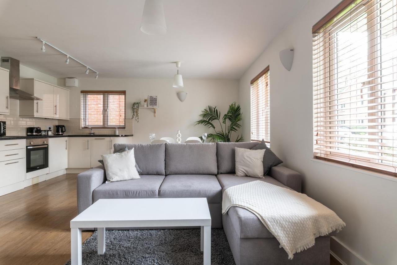 Bright 2Br Apartment - 2 Free Parking Spaces - Near Lgw Airport 크롤리 외부 사진