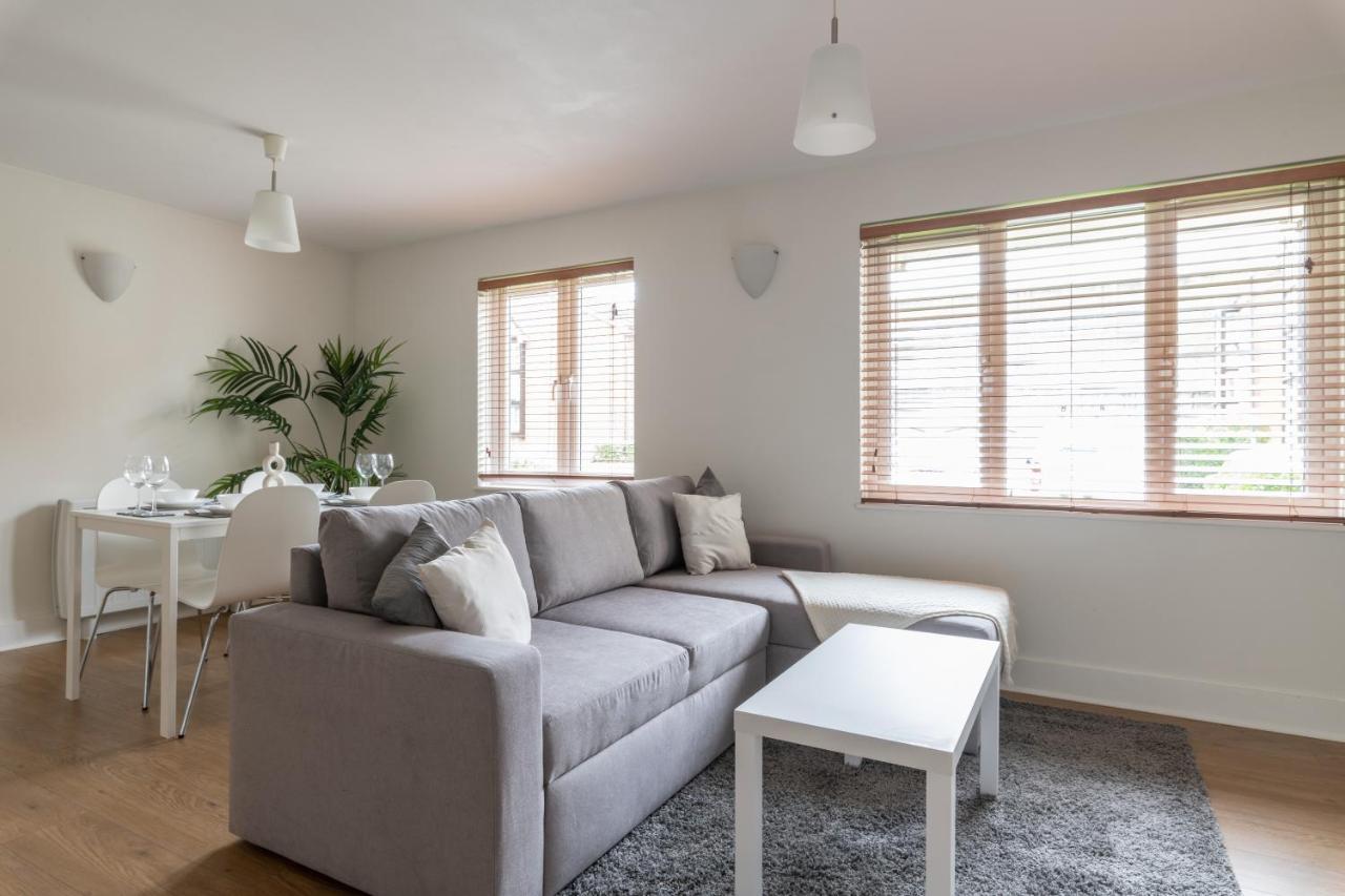 Bright 2Br Apartment - 2 Free Parking Spaces - Near Lgw Airport 크롤리 외부 사진